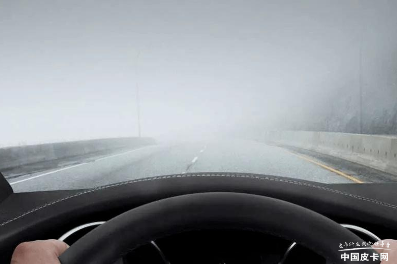 天氣漸涼車窗起霧怎么辦 這幾招教你輕松除霧
