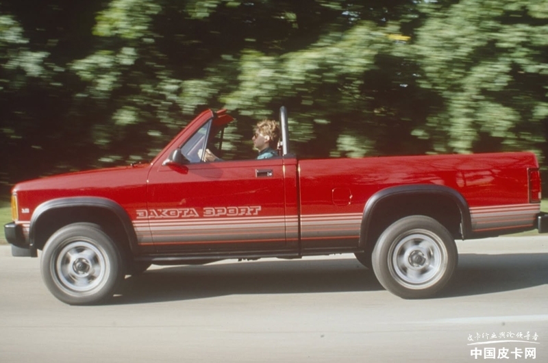 28164044e81ea901667768.jpg 皮卡世界的“奇葩” 盤點(diǎn)歷史上著名的敞篷皮卡